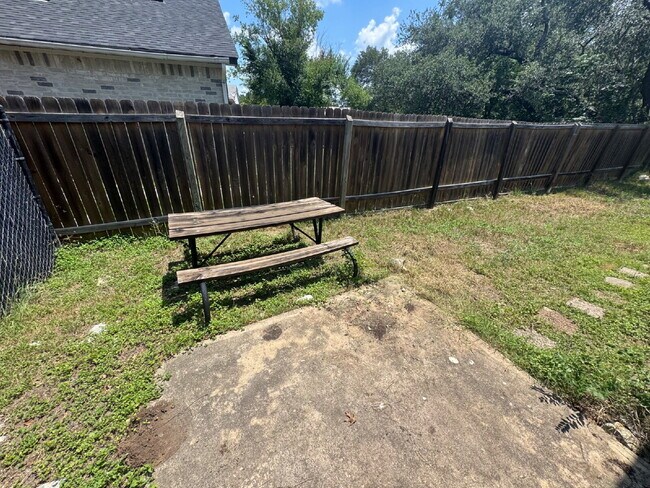 Building Photo - 2-Bed, 2-Bath, 1-Car Garage - Walking Dist...