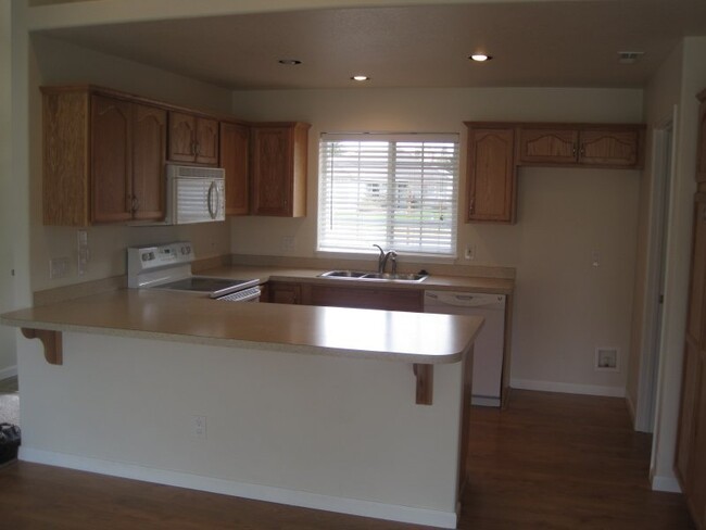 Building Photo - Large Home in Veneta
