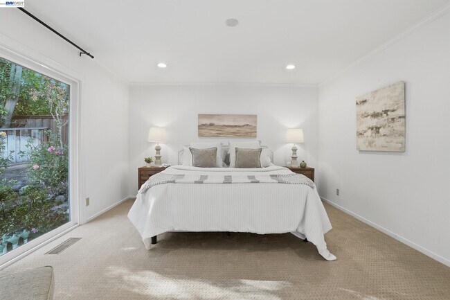 Building Photo - 2402 Royal Oaks Dr