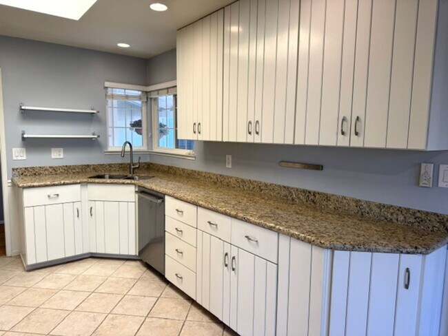 Building Photo - Beautiful 3 bedroom, 2 bath single level home in the Woodlands-Walnut Creek