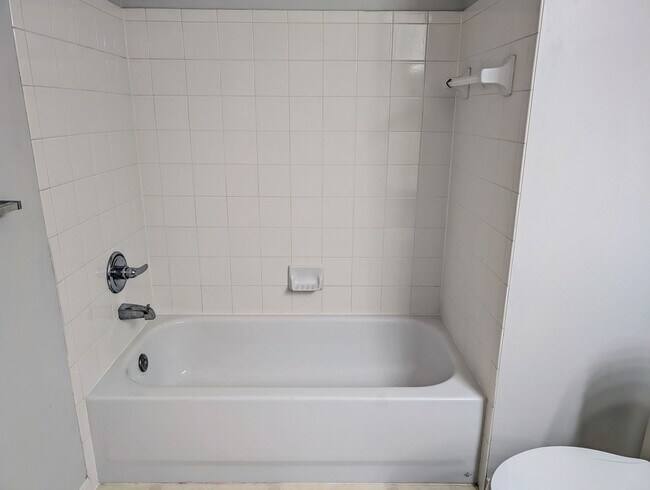 Building Photo - AVAILABLE NOW- Convenient 2 Bed/2 Full Bath Condo in Beavercreek!