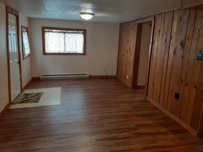 Building Photo - 308-302 E Park St