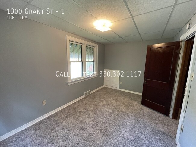 Building Photo - Large first level one bedroom one bathroom...