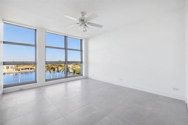 Building Photo - 5065 Collins Ave