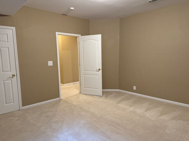 Building Photo - Elkhorn Home For Rent In Quiet Neighborhood