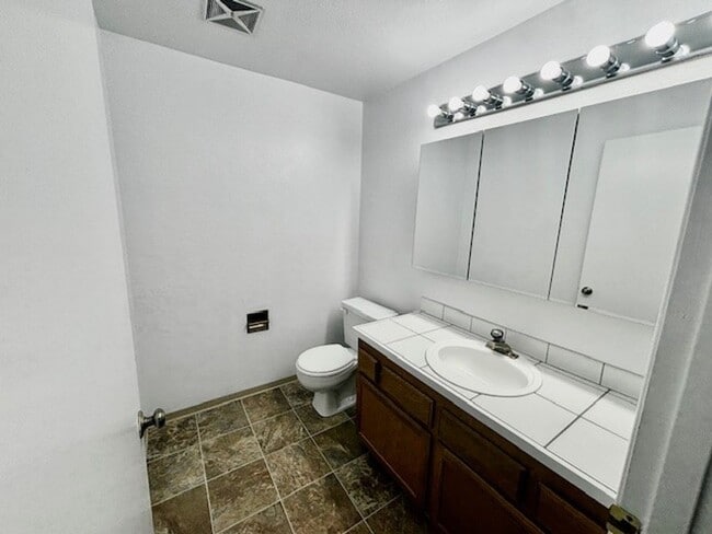 Building Photo - DES MOINES CONDO WITH PEEK-A-BOO SOUND VIEWS & PRIVATE GARAGE!