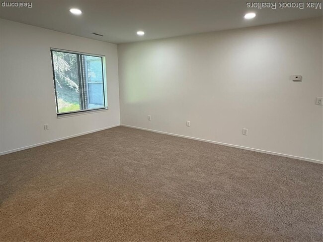 Building Photo - 6560 Ridgefield Cir
