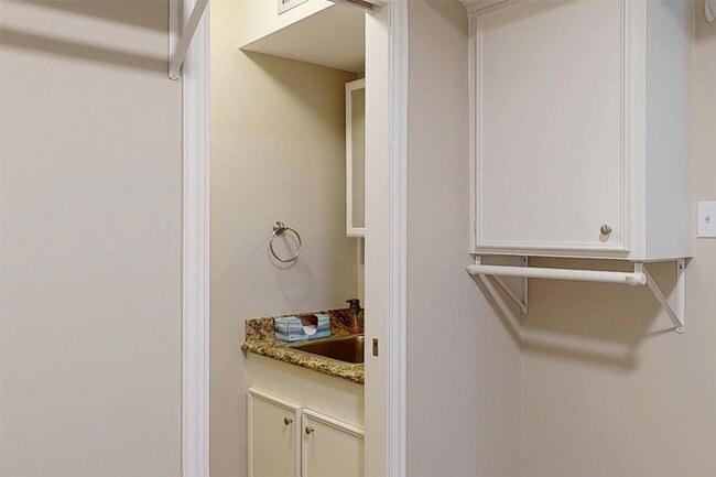 Building Photo - 2819 Fortuna Dr