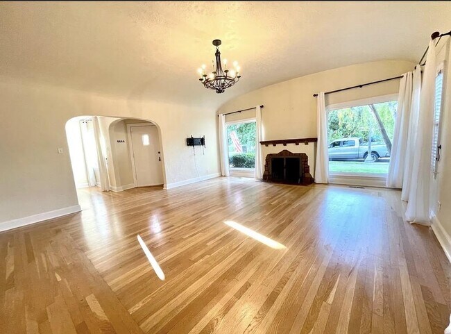 Building Photo - 1127 Clark Way