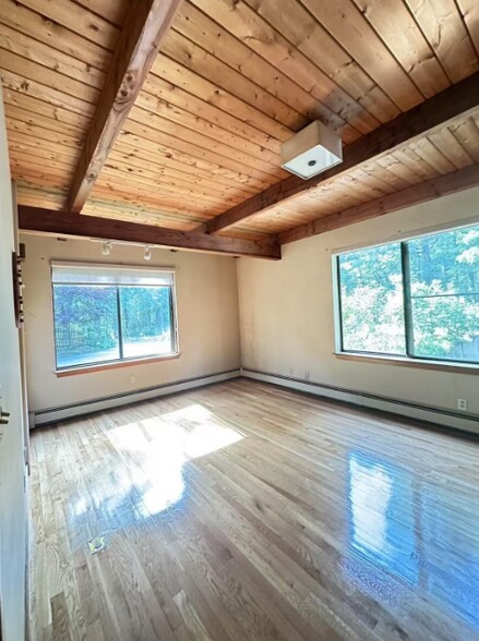 Building Photo - 40 Laurelwood Dr