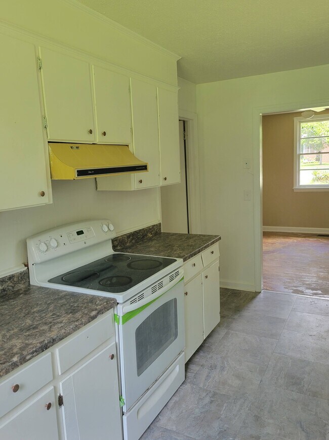 Building Photo - 502 Rosewood Dr