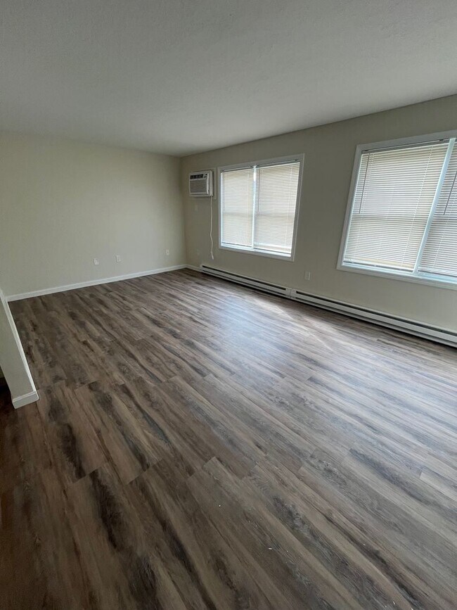 Building Photo - Renovated Apartment available in Rochester, NH!