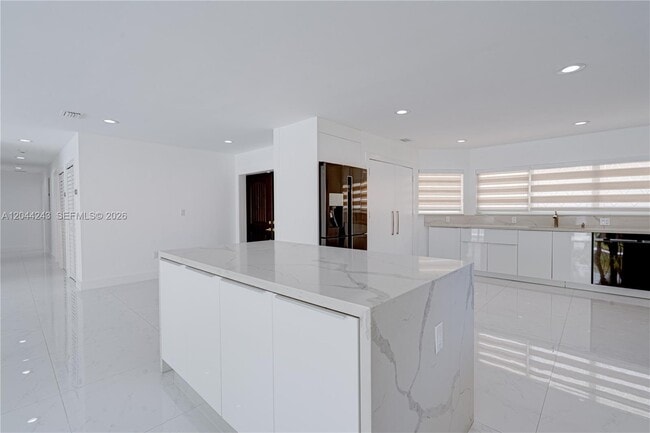 Building Photo - 773 Woodcrest Rd
