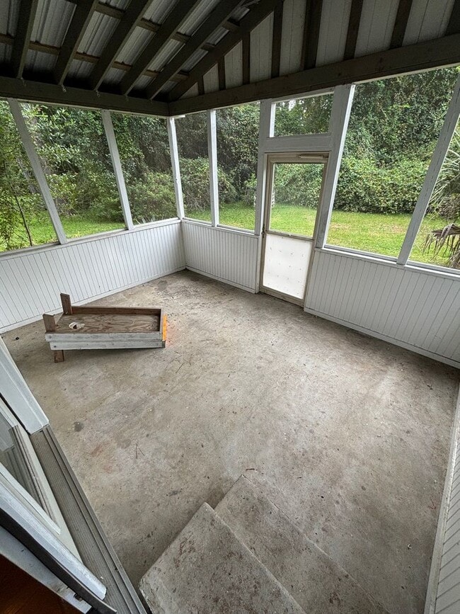 Building Photo - Charming 3 Bedroom Home with Rustic Farmho...