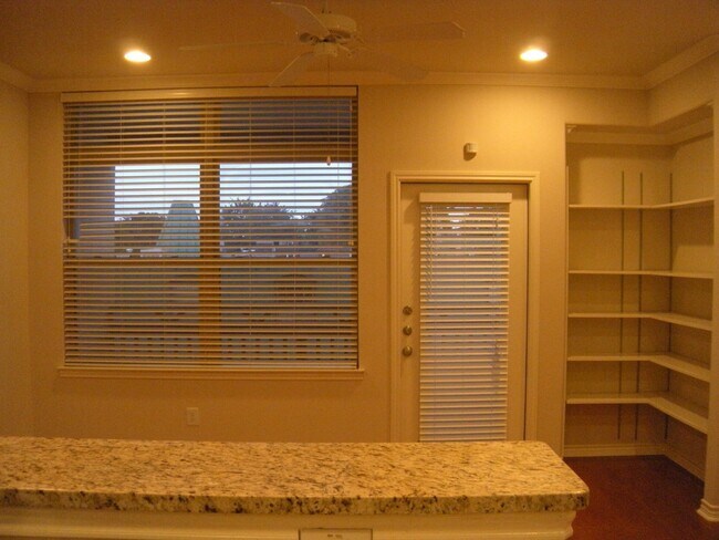 Building Photo - PRE-LEASE NORTH CAMPUS LUXURY 3 BEDROOM AUGUST