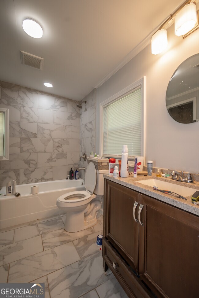 Building Photo - 120 Hillside St