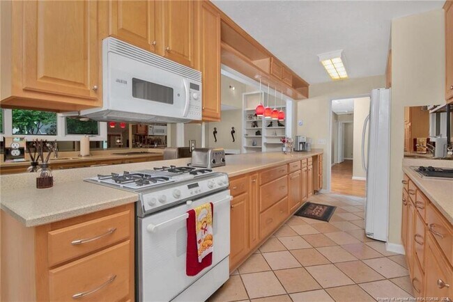 Building Photo - 3305 Hutton Pl
