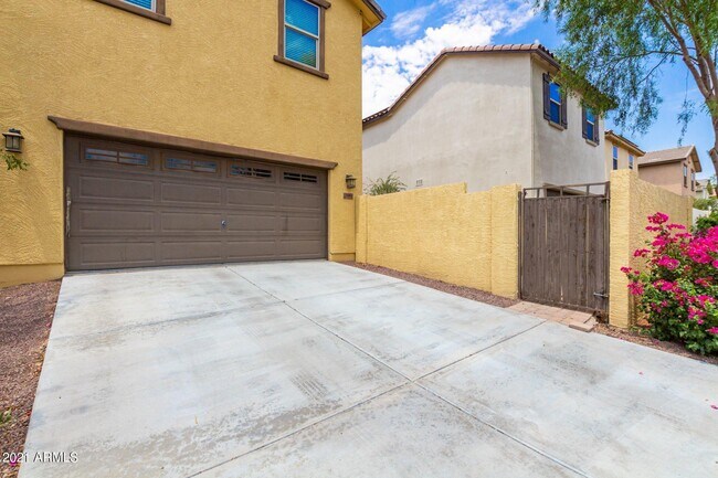 Building Photo - 21051 W Wycliff Dr