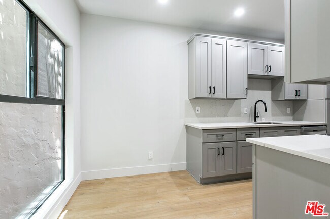 Building Photo - 7229 Willoughby Ave