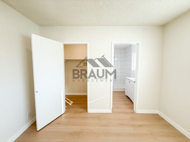 Building Photo - 13129 Oxnard St