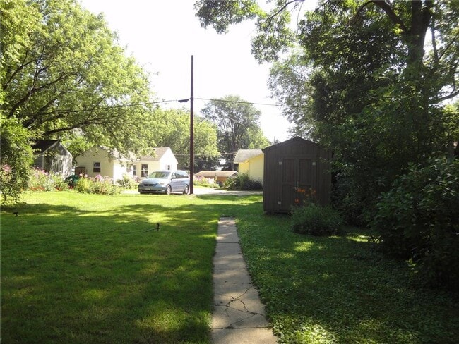 Building Photo - 2336 Ives Ln N