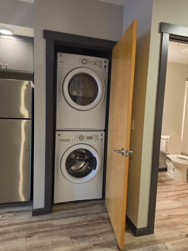 Building Photo - MODERN DOWNTOWN LIVING