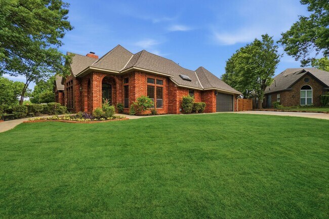 Building Photo - Beautiful & Newly Renovated 3 Bed & 2 Bath House in Heritage Hills with Private Pool