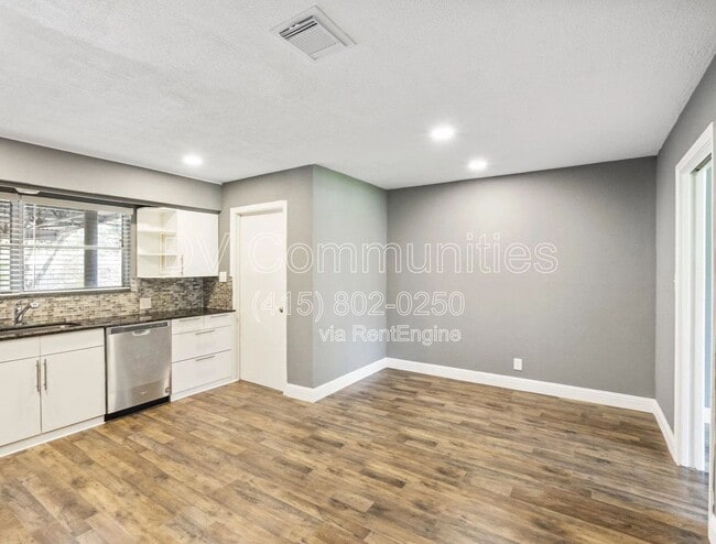 Building Photo - 1521 W Blum St