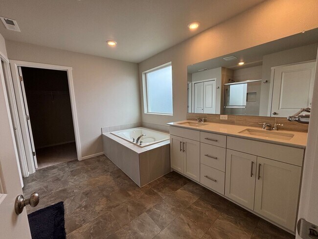Building Photo - Beautiful 4 Bed/2.5 Bath Plus Office with ...