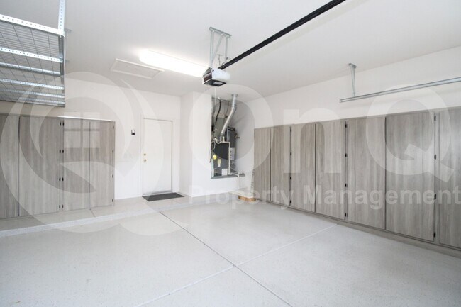 Building Photo - 9634 E Rocky Lake Dr