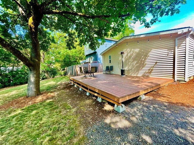 Building Photo - Spacious 3 Bedroom/2 Bath Home with generous fully fenced yard!