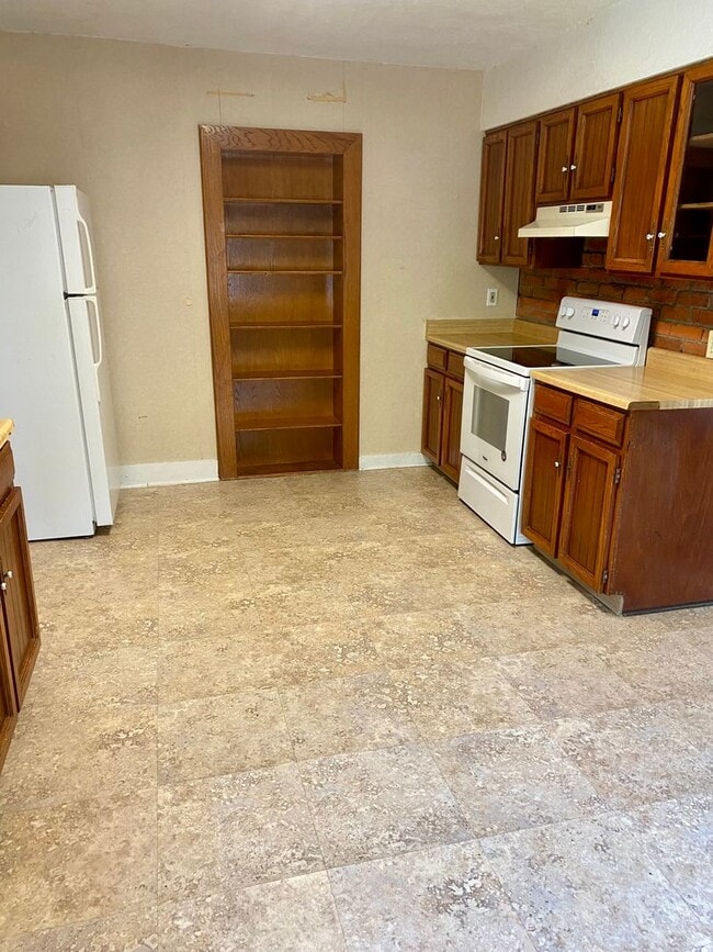 Building Photo - Available for 2026-2027 Fall Pre-Leasing! ...