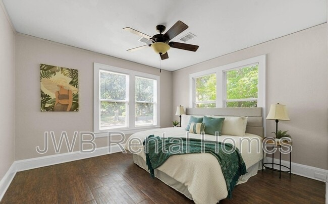 Building Photo - 472 W 66th St