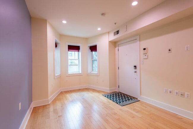 Building Photo - Lovely 1 BR + 1 Den/2 BA Condo in Mt Vernon Square!