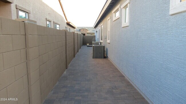 Building Photo - 7710 W Jackrabbit Ln