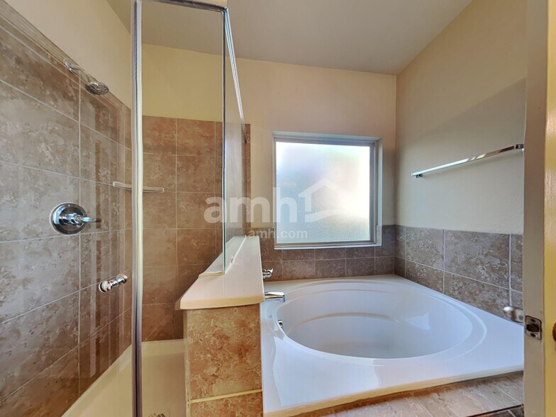 Building Photo - 10450 Rosewood Creek