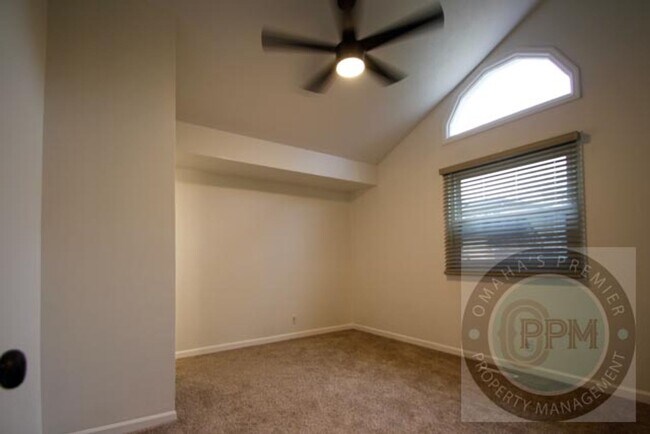 Building Photo - Spacious 4-bedroom, 3-bath home in Omaha