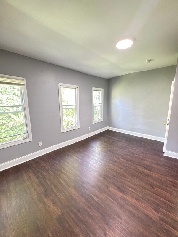 Building Photo - 436 W Queen Ln