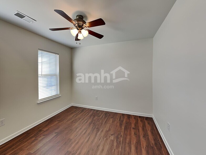 Building Photo - 406 Glencrest Dr