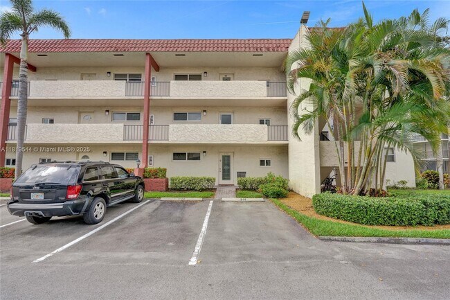 Building Photo - 9410 N Hollybrook Lake Dr