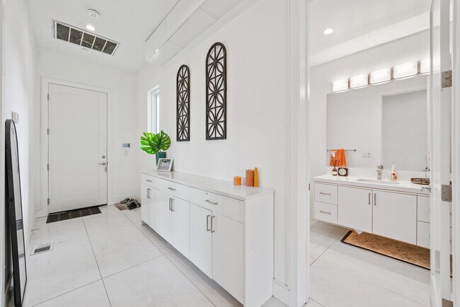 Building Photo - 7778 Laguna Heights Ct