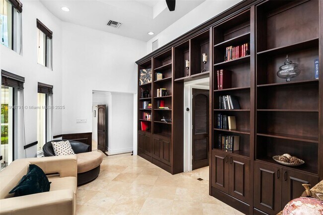 Building Photo - 1051 NE 89th St