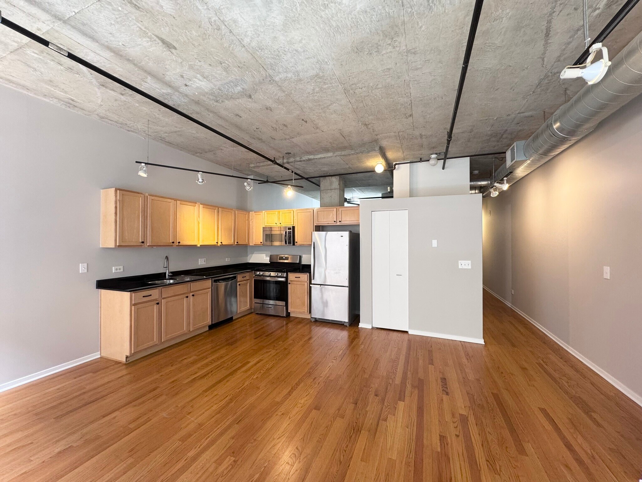 Building Photo - 933 W Van Buren St