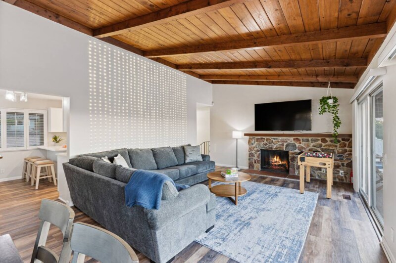 Building Photo - 321 W Kalmia St