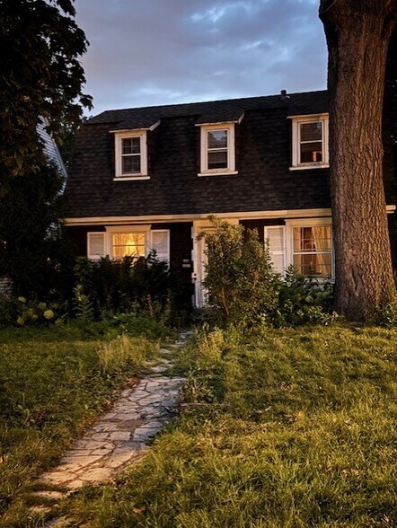 Primary Photo - 1117 Saint Clair Ave