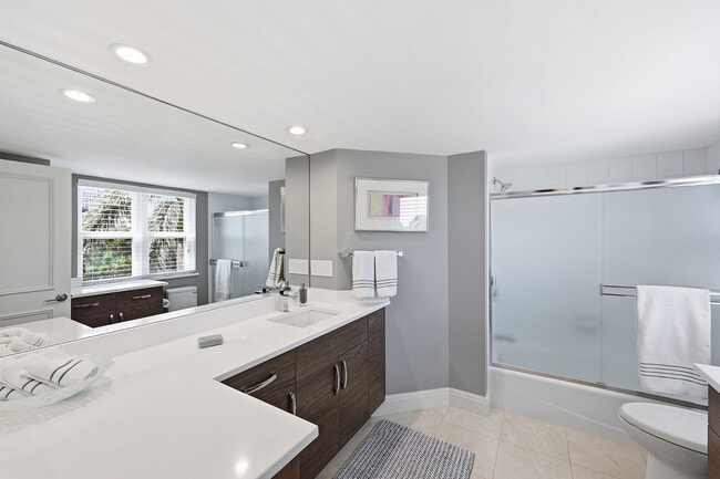 Building Photo - 8111 Bay Colony Dr