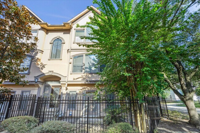 Primary Photo - 2422 Dorrington St