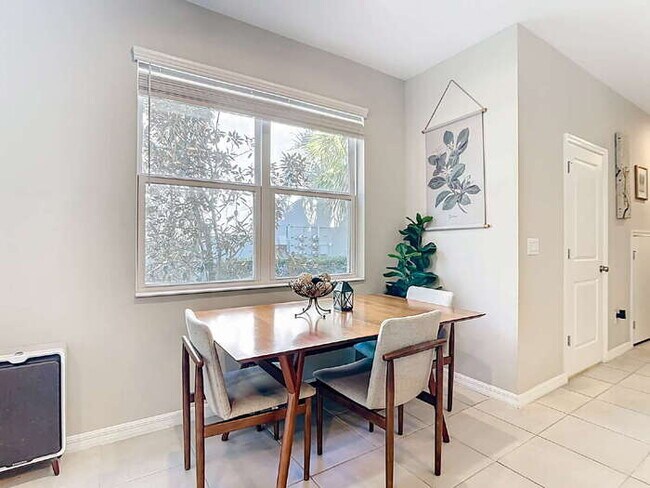 Building Photo - 10525 Oakside Dr