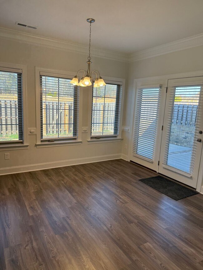 Building Photo - Updated 3 Bedroom Condo with Large Bonus Room!