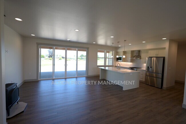 Building Photo - Beautiful no-step entry 3 bed 2 bath home in Sequim